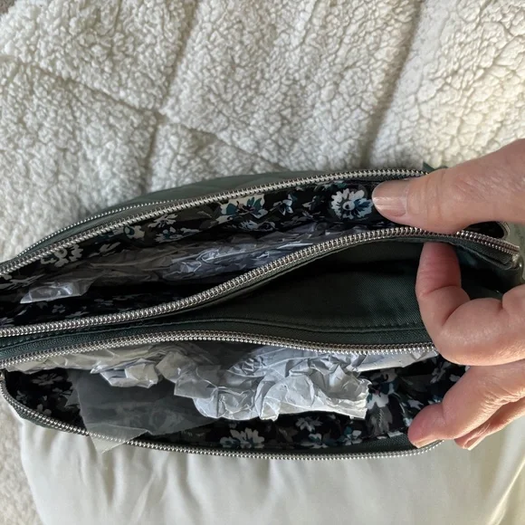 Vera Bradley triple compartment crossbody. NWT - Picture 3 of 7